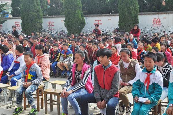 经过评委的认真评选,明德小学小学的胡于慧,陈荻,隐贤中学的周丹妮,代